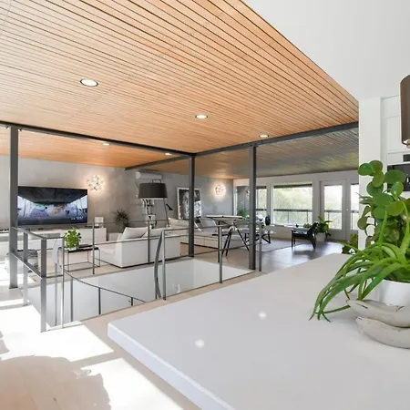 Kristel Villa *